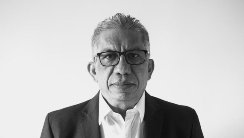 El arquitecto Alfredo Reyes Rojas asume la dirección del Consejo Profesional Nacional de Arquitectura y sus Profesiones Auxiliares – CPNAA El pasado jueves 1 de septiembre el Arquitecto Alfredo Reyes asumió la Dirección Ejecutiva del CPNAA. Es Arquitecto de la Universidad del Atlántico, Especialista en Administración de Obras Civiles. Escuela de Administración de Negocio, Bogotá, en convenio con la Corporación Tecnológica de Bolívar cuenta con Cursos en Alta Gerencia, Gestión integrada de Inundaciones Urbanas y Desarrollo Sostenible de las Ciudades. Ha sido Jurado de varios concursos para Vidrio Andino, Universidad de la Salle, Fiabcci, etc. Ex Presidente Nacional de la Sociedad Colombiana de Arquitectos, ex secretario permanente del Consejo Nacional Profesional de Arquitectura y profesiones auxiliares. Miembro de la Junta Directiva del Fondo Financiero de Infraestructura Educativa – FFIE- adscrito al Ministerio de Educación de Colombia, desde 2021 a 2022, miembro del Colegio Máximo de las Academias de Colombia. Vicepresidente de Autorreguladora Nacional de Avalúos (ANA), docente de la Universidad de la Costa, concursos públicos de anteproyecto para Mega colegios y para la recuperación del Espacio Público del Centro Histórico de Barranquilla. Fue Procurador Nacional SCA durante dos periodos, asesor del Área Metropolitana de Barranquilla 2018, delegado Consejero ante el Consejo Distrital de Valorización de Barranquilla Consejos departamentales de Cultura y Patrimonio de Barranquilla y el departamento. Coordinador de los Concursos de arte público para los monumentos “Ventana de campeones” 2019 y Ventana al Mundo” en Barranquilla, Faro de Puerto Colombia, Repelón y Pasto, 2017, Tutor trabajos de grado. Entre sus reconocimientos se destacan, alcaldía de Pasto 2022, Medalla Barrancas de San Nicolás, Honorable Concejo Distrital de Barranquilla 2022; Condecoración Medalla de Oro por la asamblea general de la Sociedad Colombiana de Arquitectos 2021; Merito a trayectoria profesional, Universidad del Atlántico; Condecoración SCA Bolívar 2021; Mérito a trayectoria Profesional, SCA ARAUCA, 2017, Condecoración SCA ATLANTICO, 2015, Mérito a trayectoria Profesional, Reconocimiento como mejor docente medio tiempo arquitectura durante cuatro años. Universidad de la Costa CUC. Presidente SCA Atlántico durante 4 periodos.